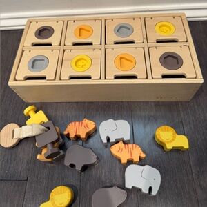 NWOT Kiwico Panda Crate Peek-a-Zoo Puzzle Box Wooden Animal Shape Fine Motor Key